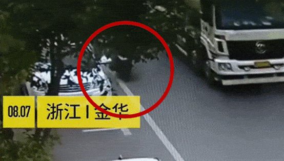  开门杀|惨！路边面包车突然开门，一名骑手被撞后遭大货车碾压身亡