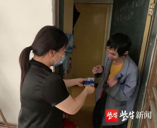  盲人乘客|盲人遗失免费乘车证 公交运管员送上门