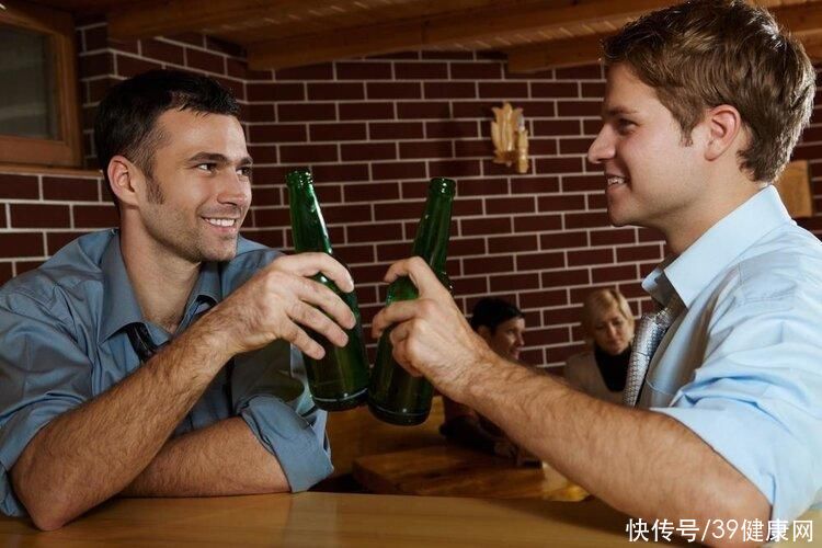 不抽烟不喝酒能延长寿命吗(烟酒不沾寿命更短？北大研究：不抽烟、不喝酒可大幅延长国人寿命)