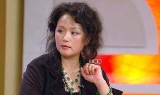 单身|参加节目被乐嘉“突吻”,戏中演寡妇,今66岁依旧单身