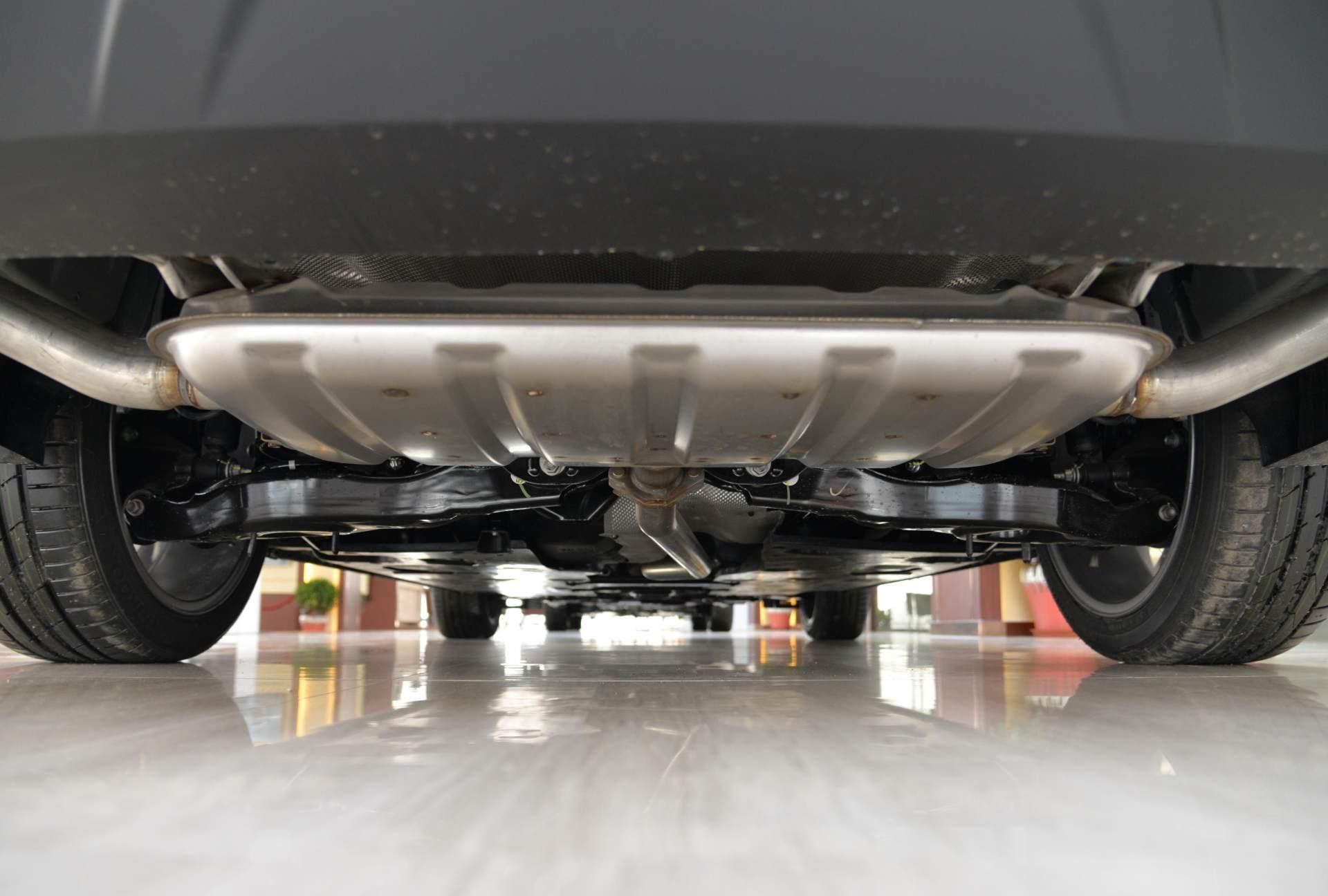 家族|红旗的销量“王炸”，家族外观比雅阁牛气，2875mm轴距舒适如家，价格15万