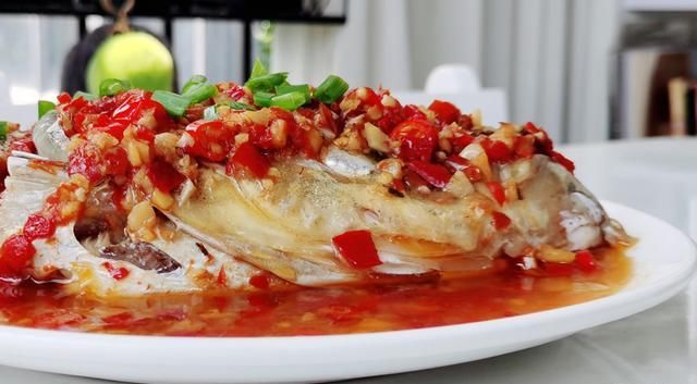  香辣|做“剁椒鱼头”时，记住这3个要点，鱼头香辣爽口，没有土腥味