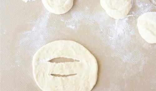  油条|早餐别再吃油条了，用面粉和鸡蛋，自制炸油饼，酥软蓬松又健康！