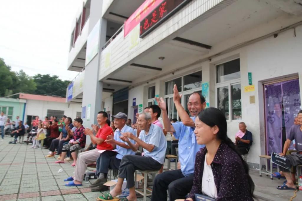  阵阵|安置点里，掌声阵阵…