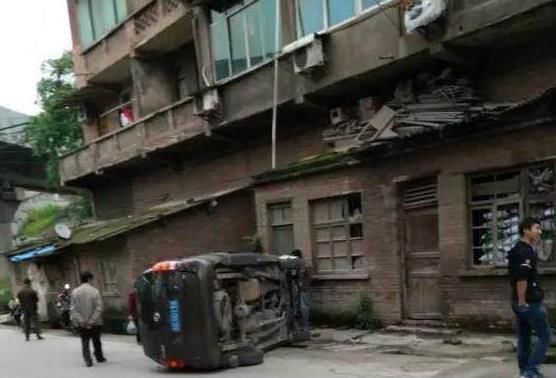 司机|公交司机低头捡物碾死路人，险带全车冲下桥，交警：行人违规上桥