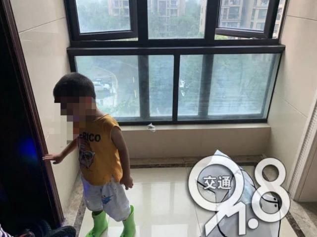  吵翻|家门口这个东西不翼而飞，男子跟邻居吵翻了