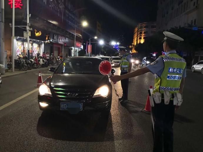 守护|国庆我在岗丨梧州交警“逢五”亮剑,守护平安畅通出行路!