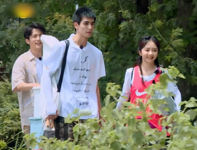  三兄妹|谭松韵称拉行李很累，宋威龙下意识的话引关注，果真“实力宠妹”