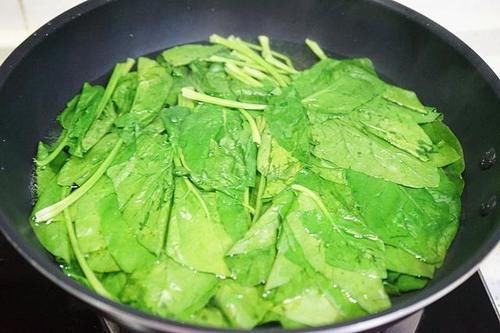  回来|这样锻炼回来后已经八点多了，早餐我家这样准备，西梅则是营养的碱性水果，食材都准备好后