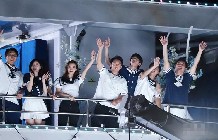  杀青|《奔跑吧》晒杀青合照，杨颖依旧是C位，蔡徐坤的位置却让人心疼