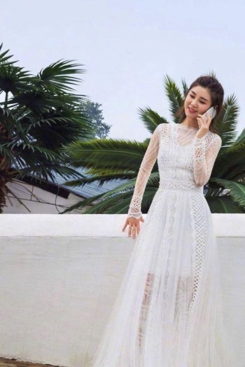  气质|李小萌穿露肩外套，一条白色薄纱裙充满了女神气质