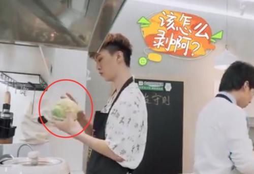  包菜|范丞丞做“手撕包菜”，别人都是直接用手撕开，就他与众不同