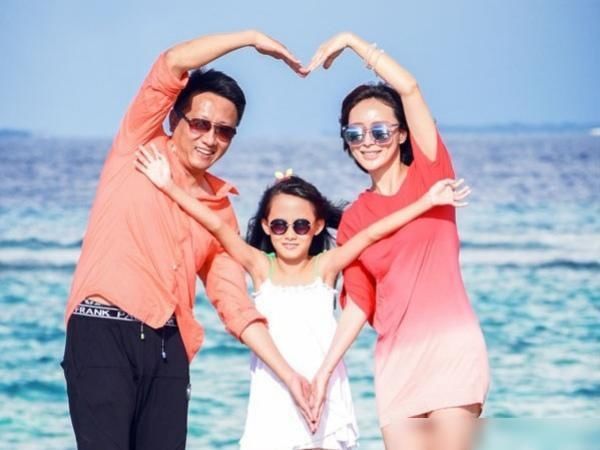  摆地摊|17岁中戏爱上穷小子，裸婚后为生活摆地摊，今因《三十而已》翻红