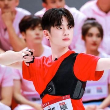  硬糖|硬糖少女资源真能打，刚出道就去《炙热》当评审，还点评学长学姐