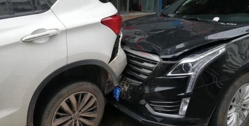  稀巴烂|安岳两轿车停路边被撞得稀巴烂，事故原因令人深思