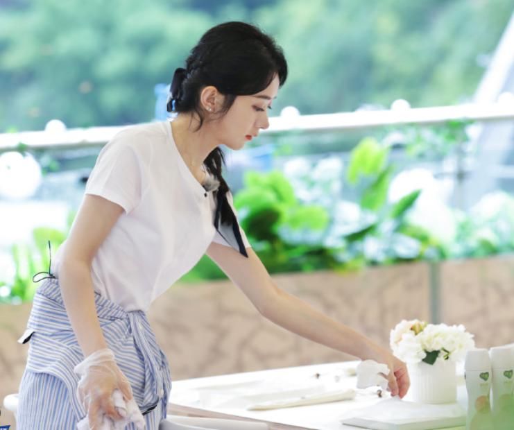  不少|赵丽颖吃饭用筷子翻菜引热议，被嘲素质不高，是恶意剪辑还是习惯？