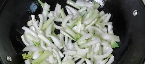  家常菜|鲜香味美的小白菜香菇炒肉，做法简单易学，清新入味，特美味