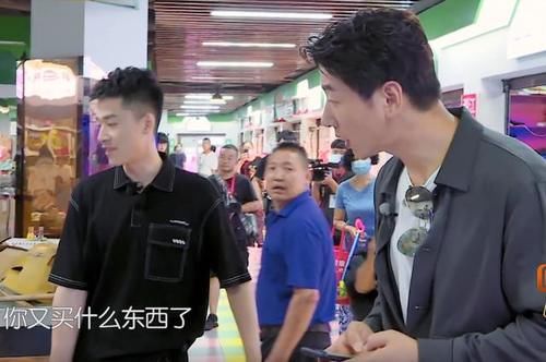  大厨|中餐厅厨师地位差距大？张亮买鱼养着玩，林大厨买5元的菜被询问