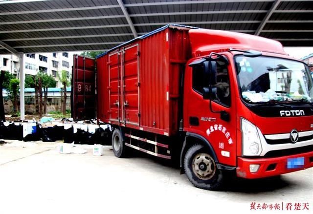 货车|一辆大货车，查出假烟一万多条
