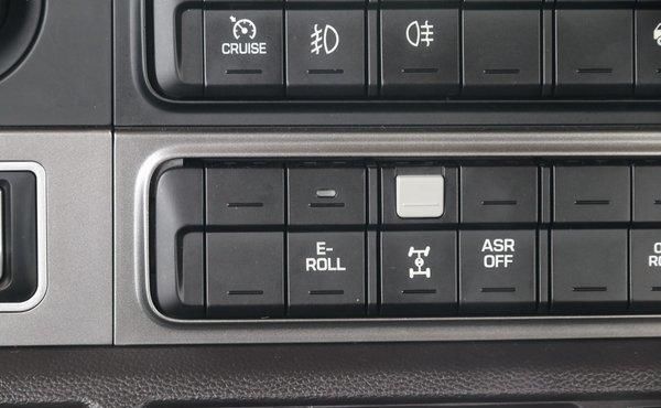  实拍|新增各种预警配置，实拍520马力现代创虎重卡，还有越野模式