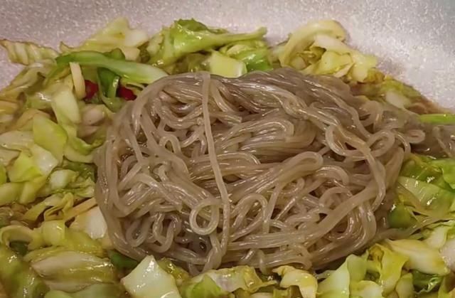 包菜|酸辣款包菜炒粉丝的好吃做法,脆嫩鲜香,弹软美味,家人特爱吃
