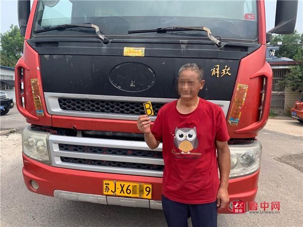  即时贴|捡来“即时贴”将车牌“变身”张店交警半小时查获嫌疑车