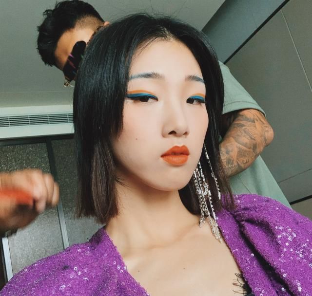  离场|火箭少女护送Yamy离场，围大圈保护她，网友调侃：好装！大可不必