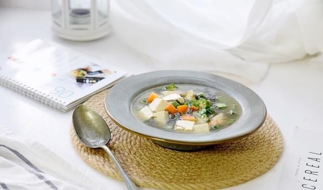 不用|它所含的钙质与牛奶相当,更易被吸收,做成汤,不用淀粉也滑溜