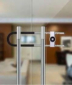 赶紧|惊了!他“缩骨”钻门缝,一夜连盗两家店!警方提醒:这种锁赶紧换!