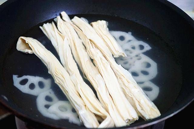  不了|这个菜降火气还清肺热，三色搭配口感清爽又好看，天热餐桌缺不了