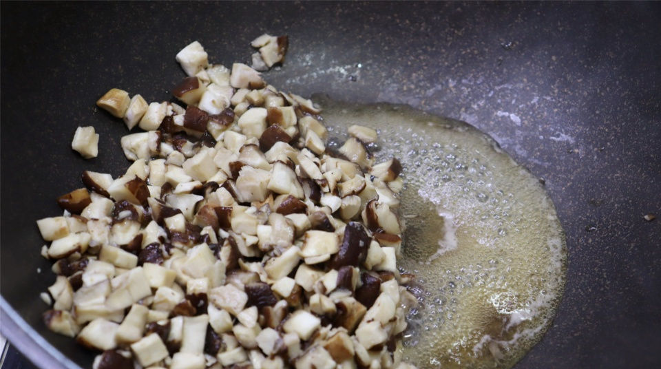  肉丁|自制香菇肉丁酱，拌啥都好吃，20元成本做一大碗，不用去超市买了