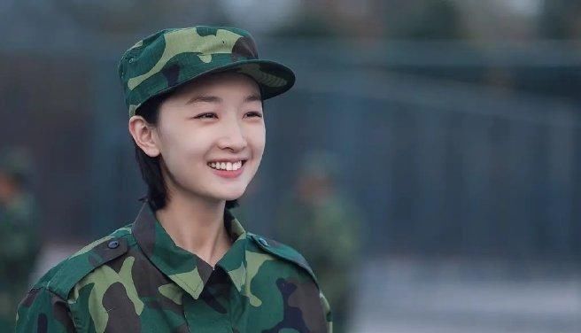  纪念|周冬雨晒照纪念出道十年，标志性眼神成亮点，多年颜值未变