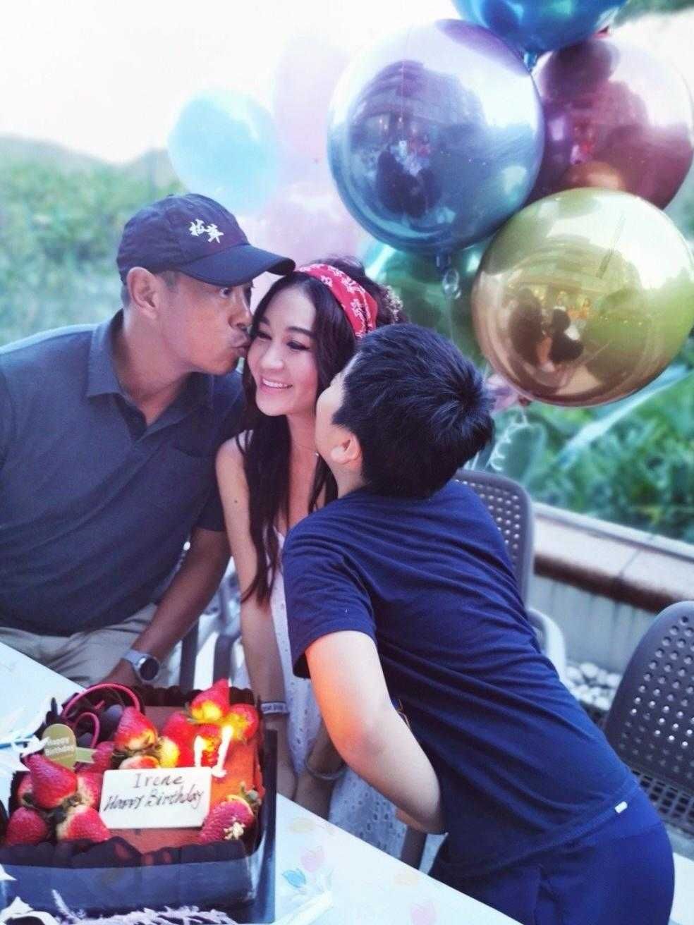  庆生|温碧霞一家三口庆生，穿上最爱的吊带裙配头巾，这打扮哪像54岁