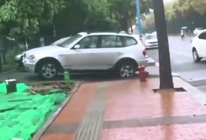  打电话|宝马乱停打电话还不挪车，包工头怒了，既然想停让你停个够