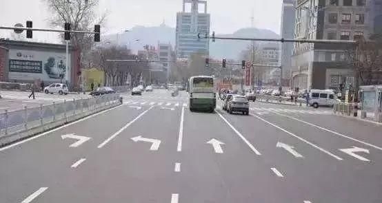  交警|路口掉头，要不要越过斑马线？交警：这样开，罚你没商量