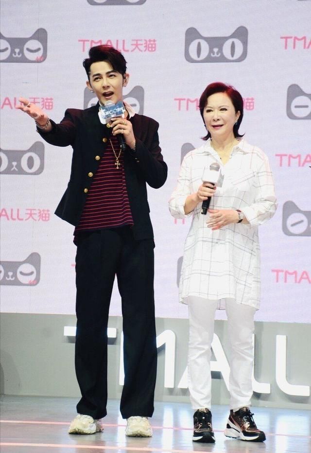  配白|蔡明真的老了，穿格纹衬衫配白裤子亮相，眼部皱纹暴露真实年龄