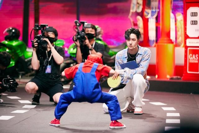  上新|200725 王一博本周街舞剧照持续上新 蹲下身子给予小舞者最大的尊重