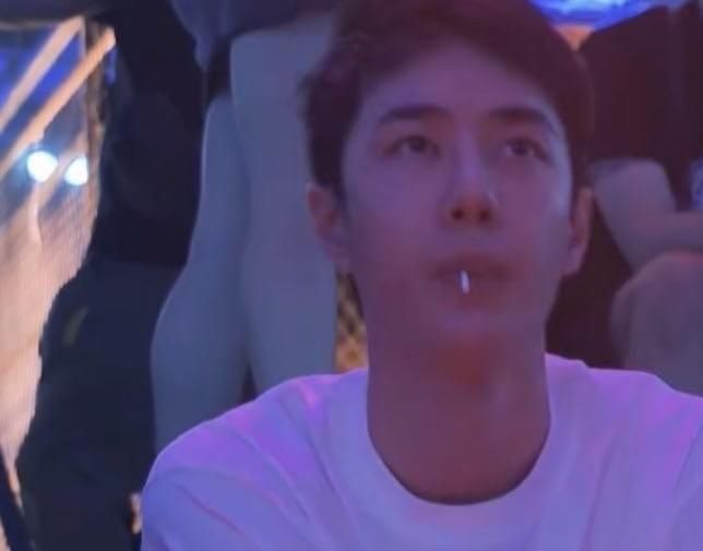 憔悴|王一博《街舞》疑“低血糖”,彩排时不停得在吃糖,素颜出镜憔悴