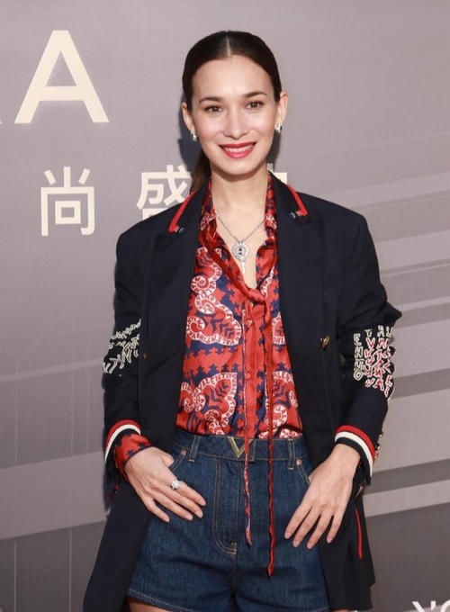 搭配|卢靖姗越看越美,穿基本款短裤参加活动,多看两眼就移不开视线