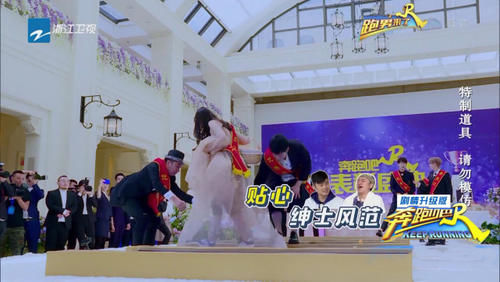  本性|Baby走T台不慎摔倒，邓超脱口而出6个字，意外暴露了本性