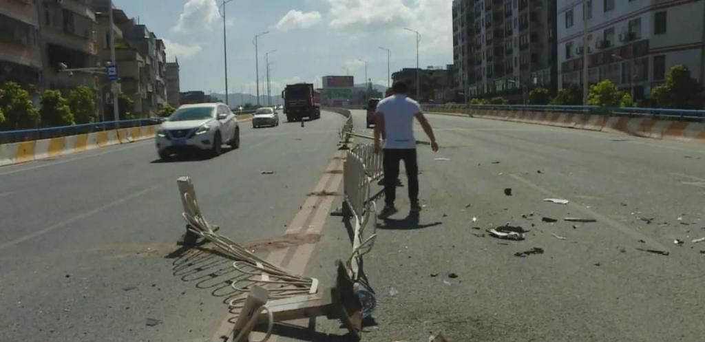  金山|金山大桥一小轿车撞倒护栏后翻车，所幸事故未造成人员伤亡
