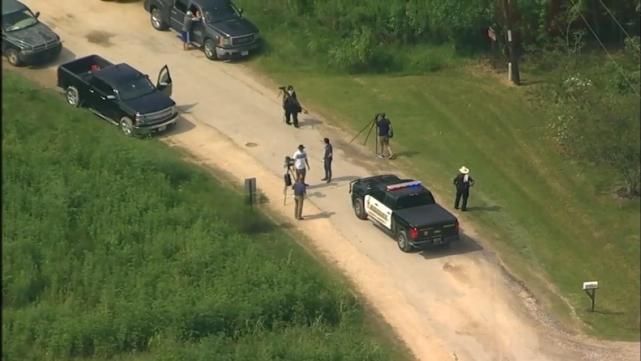 开枪打死|因邻居家的狗乱跑乱吠，男子提枪连杀3名邻居，打伤另2名邻居