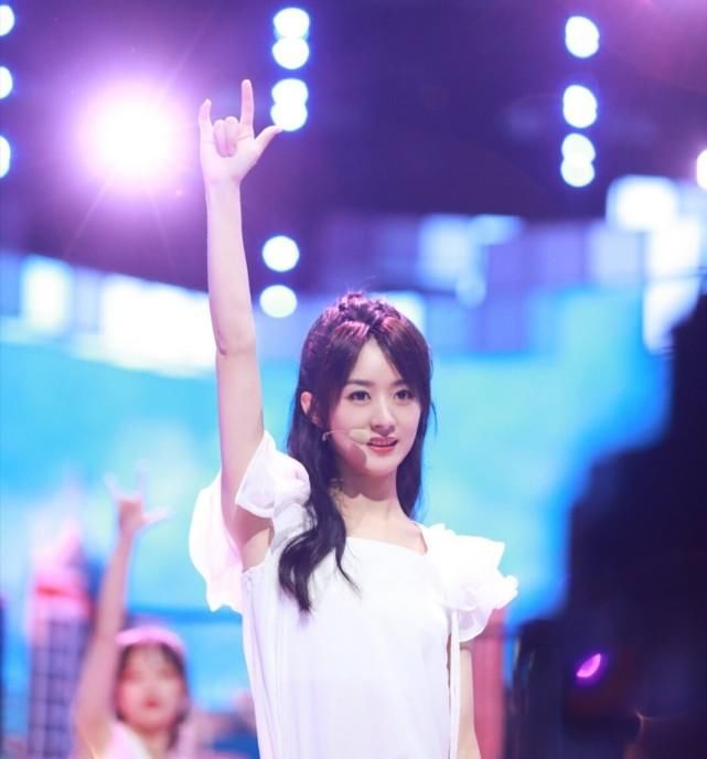  冯绍峰|杜华当众提冯绍峰前女友名字，赵丽颖只说了两个字！秒登热搜第三