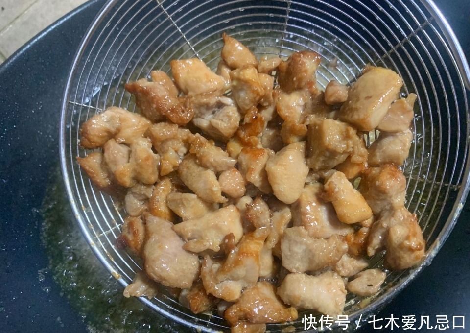  教你做|国宴大厨教你做“宫保鸡丁”记住料汁比例，在家轻松搞定！真好吃