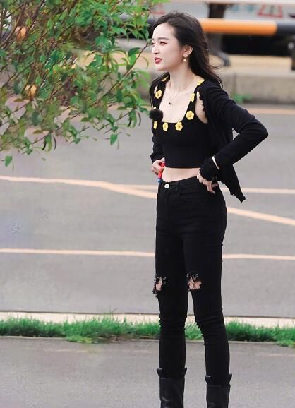  抓拍|吴宣仪录真人秀被抓拍，看到她85斤的腿长啥样，P都不敢这样P！