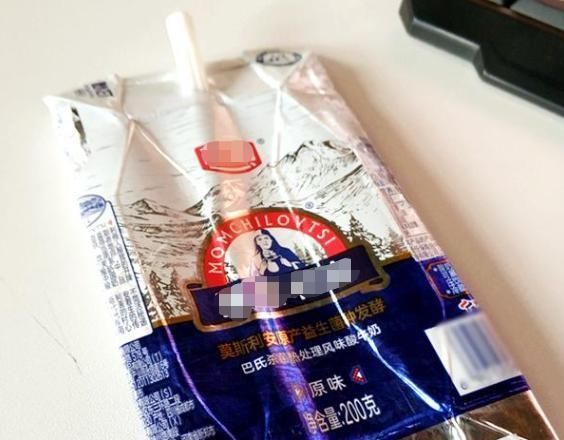 难怪|喝了100箱酸奶才发现,原来盒子上有个小机关,难怪总是喝不干净