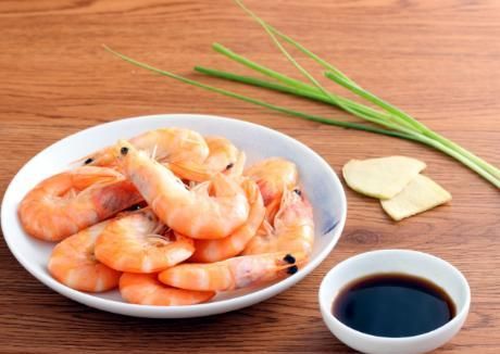  紧致|做水煮虾，冷水下锅还是开水下锅?做对了，虾肉鲜嫩紧致有弹性