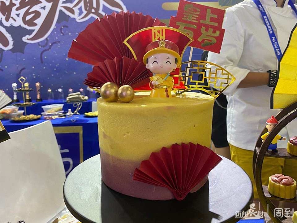  宠展|专为宠物做烘焙！月饼、慕斯、点心看完馋哭了……还有能吃的“房子”| 跟周到君逛亚宠展⑤