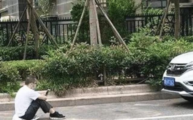  下一|为占车位小伙拼了，烈日下一蹲就是3小时，网友：不丢人吗？