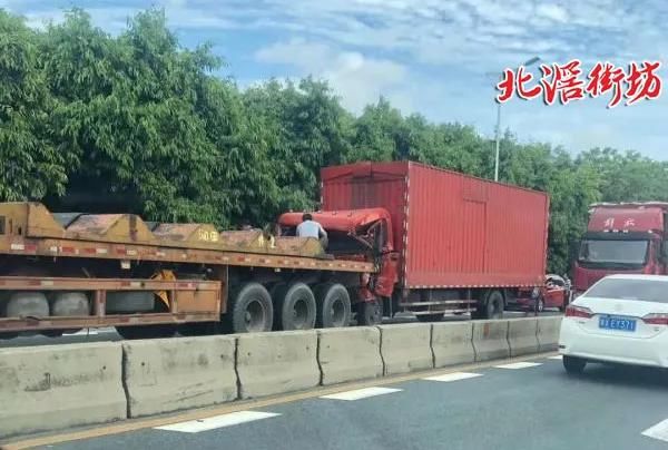  变形|事发西海大桥！货车猛烈追尾驾驶室严重变形！一人躺卧不起